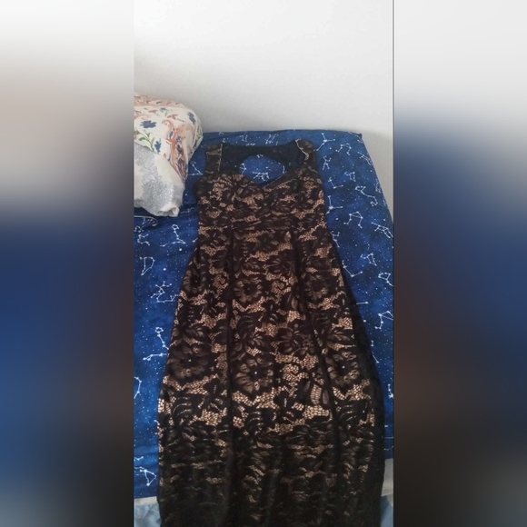 Dresses - Picture 3 of 3